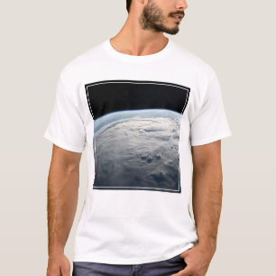 tropische cycloon idai boven de kust van afrika. t-shirt