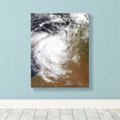 Tropische cycloon Magda die aan land komt in Ooste Canvas Afdruk (Insitu (Houten vloer))
