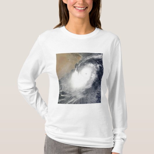 Tropische cycloon Phet in het Arabische Zee T-shirt (Voorkant)
