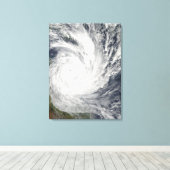 Tropische cycloon Yasi over Australië Canvas Afdruk (Insitu (Houten vloer))