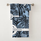 Tropische donkerblauwe palmbladeren monogram naam bad handdoek (Insitu)
