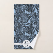 Tropische donkerblauwe palmbladeren monogram naam bad handdoek (Handdoek)