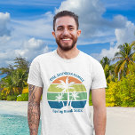 Tropische Eiland Palm Tree Family Trip T-shirt<br><div class="desc">Deze coole gepersonaliseerde tropische strandzonsondergang T-shirts zijn voorzien van 3 palmbomen die zijn gesilhouet tegen een oranje en blauwe lucht met geel en groen aan de kust. Personaliseer voor een geweldige familiereis keepsake-t - shirts voor uw kustvakantie deze voorjaarsvakantie of zomervakantie of oceaancruisevakantie.</div>