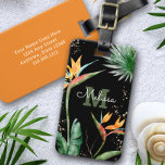 Tropische eilanden Floral Monogram Script Gold Bla Bagagelabel<br><div class="desc">Breng een beetje elegante tropische gastvrijheid met je mee, waar je ook reist, wanneer je dit chic, modern bagagelabel gebruikt. Verbluffende, verfijnde, kleurrijke, tropische waterverf vogels van paradijse bloemen, faux goudglitter en gepersonaliseerd kalligrafiescript met een gewaagd monogram initiaal, bedekken een dramatische zwarte achtergrond. Personaliseer met jouw naam en monogram. Maakt...</div>