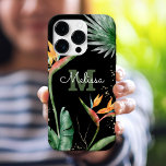 Tropische eilanden Floral Monogram Script Gold Bla iPhone 16 Pro Hoesje<br><div class="desc">Verbluffende, verfijnde, kleurrijke, tropische waterverf vogels van paradijse bloemen, faux goudglitter, en gepersonaliseerd kalligrafiescript met een gewaagd monogram initiaal, leggen een dramatische zwarte achtergrond op deze stijlvolle, elegante, moderne mobiele telefoonbehuizing. Personaliseer met jouw naam en monogram. Maakt elke keer dat je het gebruikt een leuke en stijlvolle uitspraak. Een geweldig,...</div>