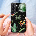 Tropische eilanden Floral Monogram Script Gold Bla Samsung Galaxy Hoesje<br><div class="desc">Verbluffende, verfijnde, kleurrijke, tropische waterverf vogels van paradijse bloemen, faux goudglitter, en gepersonaliseerd kalligrafiescript met een gewaagd monogram initiaal, leggen een dramatische zwarte achtergrond op deze stijlvolle, elegante, moderne mobiele telefoonbehuizing. Personaliseer met jouw naam en monogram. Maakt elke keer dat je het gebruikt een leuke en stijlvolle uitspraak. Een geweldig,...</div>