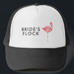 Tropische Flamingo Bridal Party gepersonaliseerd Trucker Pet<br><div class="desc">De perfecte bachelorette petten voor uw "Flamingle" feest! Onze flamingo bruids partytrucker hoeden zijn de perfecte manier voor uw crew om alle aandacht te krijgen overal waar u en uw meiden gaan! Voeg uw aangepaste formulering toe aan dit ontwerp door gebruik te maken van de "Edit this design sjabloon"-vakken aan...</div>