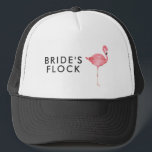 Tropische Flamingo Bridal Party gepersonaliseerd Trucker Pet<br><div class="desc">De perfecte bachelorette petten voor uw "Flamingle" feest! Onze flamingo bruids partytrucker hoeden zijn de perfecte manier voor uw crew om alle aandacht te krijgen overal waar u en uw meiden gaan! Voeg uw aangepaste formulering toe aan dit ontwerp door gebruik te maken van de "Edit this design sjabloon"-vakken aan...</div>
