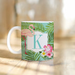 Tropische Flamingo en Hibiscus Flowers Monogram Koffiemok<br><div class="desc">Girly gepersonaliseerde koffie mok ontwerp beschikt over een op maat gemaakte monogram initiaal / letter omlijst door een  roze flamingo en weelderige tropische palmbladeren en hibiscusbloemen. Levendige kleuren zijn roze,  magenta,  geel,  groen,  seafoam en aquablauw. Perfect voor de zomer decoreren of strand vakantie huis decor!</div>