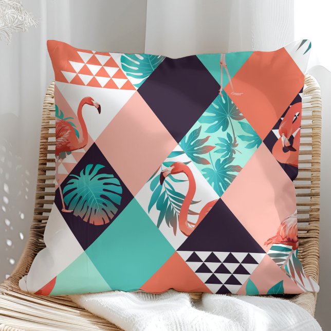 Tropische flamingo en palmboom bladeren kussen (Tropical Flamingo and Palm Tree Leaves Pillow in a sunny rattan armchair.)