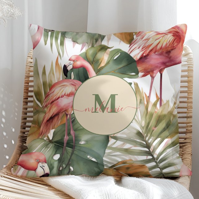 Tropische Flamingo Monstera Aangepaste naam Kussen (Tropical Flamingo Monstera Custom Name Throw Pillow on a sunny rattan chair.)