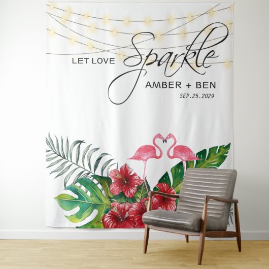 Tropische Floral Flamingos String Lights Wedding Wandkleed (In situ)