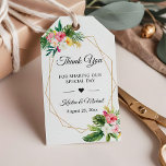 Tropische Floral Leaves Flamingo Weddenschap Bedan Cadeaulabel<br><div class="desc">Pas deze "Tropical Floral Leaves Flamingo Wedding Favor Thank You Gift Label" aan om een speciaal tintje toe te voegen. Het is een perfecte aanvulling om uw kleuren en stijlen aan te passen.</div>