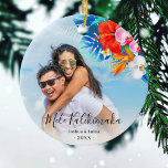 Tropische flower Mele Kalikimaka kerstfoto Keramisch Ornament<br><div class="desc">Hawaiiaanse kerstversiering met een foto van uw keuze,  levendige,  kleurrijke tropische bloemen en bladeren,  de Hawaiiaanse kerstgroet "Mele Kalikimaka" in elegant kalligrafiescript,  typografie,  jouw naam/s en het jaar.</div>