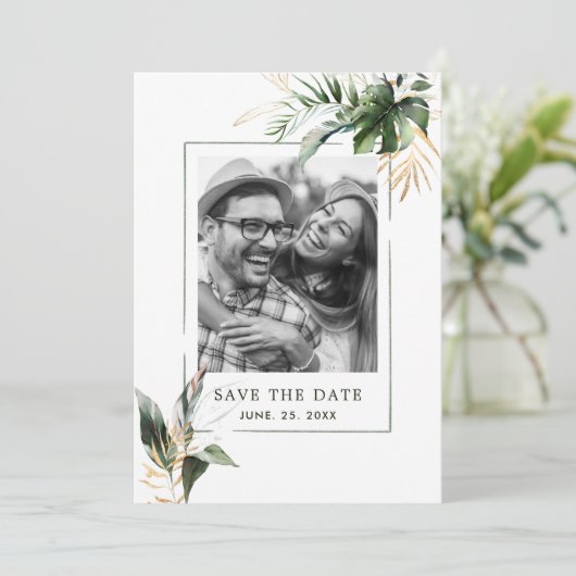 Tropische Foliage Green & Gold Photo Wedding Save The Date (Staand voorkant)