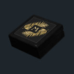 Tropische goudpalmhulzen aan zwarte zijden cadeaudoosje<br><div class="desc">Met smeltende zwarte, zwarte, gelakte houten juwelen doos is voorzien van een stijlvolle, elegante faux goudglitter tropische palmschijfjes op een zwarte achtergrond met een goudmonogram initiaal op keramische tegel op het deksel. Hiermee voegt u een mooie aanraking toe aan uw thuisdecor of geeft u een cadeau. COÖRDINERENDE items in onze...</div>