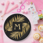 Tropische goudpalmhulzen aan zwarte zijden papieren bordje (Feest)