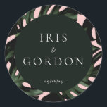 Tropische Greenery Destination Wedding Personalize Ronde Sticker<br><div class="desc">Mooie trouwsticker met tropische bladeren en gepersonaliseerd met de namen van de bruid en de bruidegom en de trouwdatum.</div>