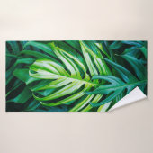 Tropische groene bladeren op een donkere achtergro badhanddoek (Badhanddoek)