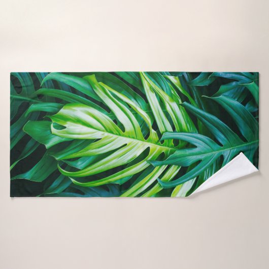Tropische groene bladeren op een donkere achtergro badhanddoek (Badhanddoek)