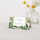 Tropische groene bladeren roze bruiloft gevouwen e plaatskaartje (Achterkant)