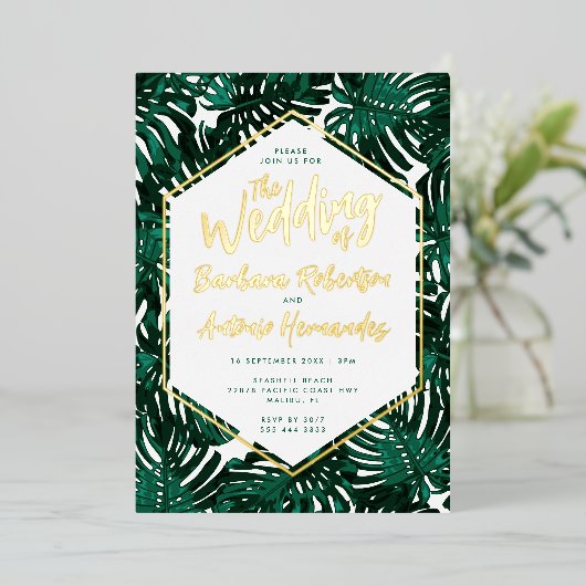 Tropische groene palmbladeren strand bruiloft folie uitnodiging (Staand Voorkant)