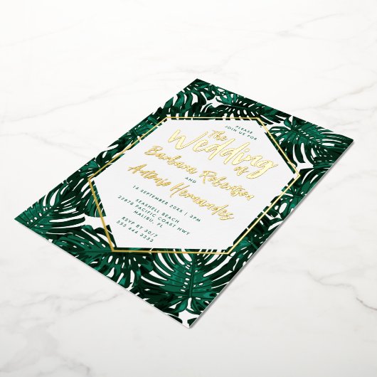 Tropische groene palmbladeren strand bruiloft folie uitnodiging (Gedraaid)