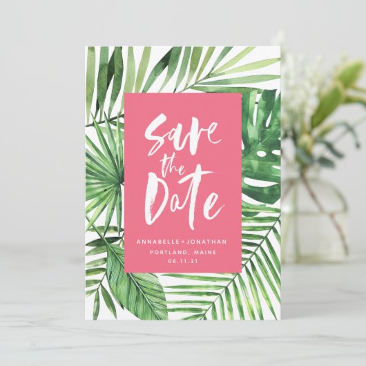 Tropische handpalmen en draaiende waterverf roze save the date (Staand voorkant)