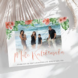 Tropische Hawaiian Mele Kalikimaka Holiday Feestdagenkaart<br><div class="desc">Ik wens uw vrienden en familie een vrolijk kerstfeest met deze moderne,  mele kalikimaka-fotokerstkaarten. Met een witte achtergrond,  een script dat 'MELE KALIKIMAKA' leest,  je favoriete familiefoto omringd door tropische bloemen,  palmbladeren en gepersonaliseerd met een groet bericht je familienaam en het jaar.</div>