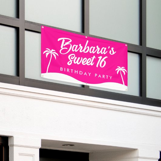 Tropische Hot Roze Witte Palm Tree Script Sweet 16 Spandoek (Buitenkant Gebouw)