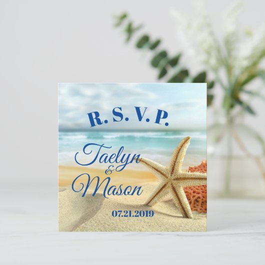 Tropische huwelijksstrand scene RSVP kaart (Staand voorkant)