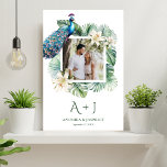 Tropische Indiase pauw bloemenbruiloft foto Poster<br><div class="desc">Peacock thema bruiloft aandenken poster met een prachtige pauw,  bloemen en tropische bladeren. Personaliseer het met uw namen,  trouwdatum en foto.</div>