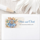 Tropische jongen teddy draagt pampa's blauwe bloem etiket (Insitu)