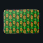 Tropische kerstanananas Warm Xmas Holiday Gre Badmat<br><div class="desc">Een tropische anananas in vakantiegroen en rood voor warme feestdagen en strandkerst.</div>