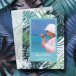 Tropische kerstfoto feestdagenkaart<br><div class="desc">Tropische botanische kleuren en bladeren in blauw, blauwgroen en groen, deze kerstfotokaarten zijn voorzien van uw namen en begroeten onderaan in het teken op een blauwe achtergrond - VERANDEREN het gezegde, veranderen de doopvonten, de doopvontkleuren, het lijst achter uw foto in om het even welke kleur. Voeg meer foto's of...</div>
