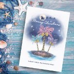 Tropische kerstmis met de palmboom van Santa Reind Feestdagenkaart<br><div class="desc">Met een tropische kerstkaart met strandthema is er een mousserend "zand"-eiland,  palmbomen die in snaarlicht zijn verscheurd,  en de Kerstman en rendier vliegen over de magische nachtelijke hemel,  met een laag licht op de maan en sterren. Kunstwerk van KL Stock.</div>