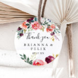 Tropische kleurrijke zomer dank u bruiloft gunst ronde sticker<br><div class="desc">Deze tropische kleurrijke zomerbedankje bruiloft gunst classic ronde sticker is perfect voor een moderne bruiloft. Het ontwerp is voorzien van geïllustreerde witte, roze, blush, bordeaux en paarse sierbloemen, gerangschikt in prachtige boeketten met groen blad. Maak van de sticker etiketten uw eigen door uw namen, de gebeurtenis (indien van toepassing) en...</div>