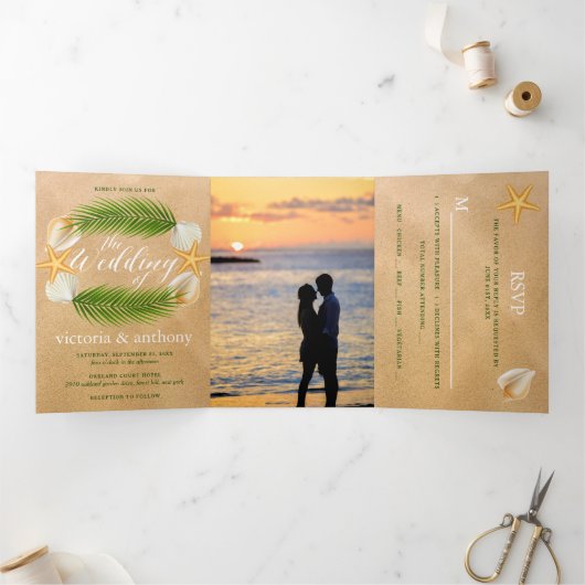 Tropische krans Sandy Beach Wedding Suite Drieluik Uitnodiging (Binnen)