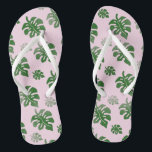 Tropische leveer Pattern Wedding Party Dancing Teenslippers<br><div class="desc">Een schattig botanisch patroon van schattige groene Monstera-bladeren op een bleek roze canvas met witte binnenliner maakt dit een perfecte bruidslipper voor een tropisch trouwthema of comoteer schoenen voor de nieuwe bruid op haar droomeiland huwelijksreis. Deze maken ook geweldige dansschoenen voor de bruidsmeisjes. #espadrilles</div>