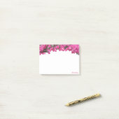 Tropische magenta roze bloemen op wit post-it® notes (Op bureau)