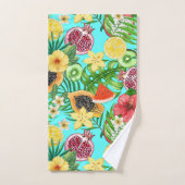 Tropische mix-fruit, bloemen en bladeren op blauw bad handdoek (Handdoek)