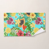 Tropische mix-fruit, bloemen en bladeren op blauw bad handdoek (Handdoek)