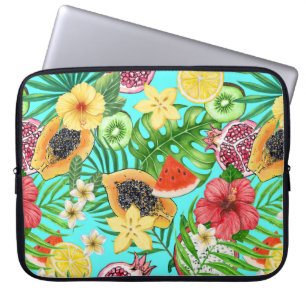 Tropische mix-fruit, bloemen en bladeren op blauw laptop sleeve