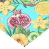 Tropische mix-fruit, bloemen en bladeren op blauw tafelkleed (Gekanteld)