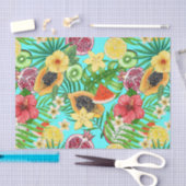 Tropische mix-fruit, bloemen en bladeren op blauw tissuepapier (Craft)