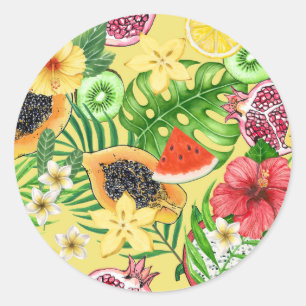 Tropische mix-fruit, bloemen en bladeren op geel ronde sticker