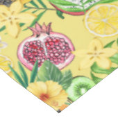 Tropische mix-fruit, bloemen en bladeren op geel tafelkleed (Gekanteld)