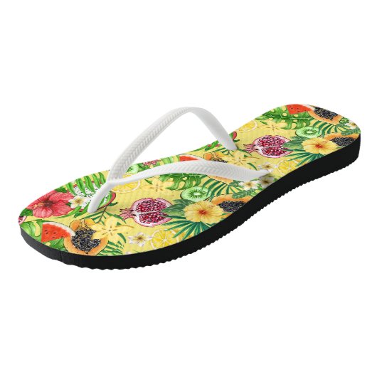 Tropische mix-fruit, bloemen en bladeren op geel teenslippers (Schuin)