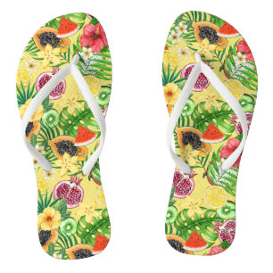 Tropische mix-fruit, bloemen en bladeren op geel teenslippers