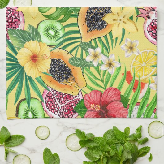 Tropische mix-fruit, bloemen en bladeren op geel theedoek (Gevouwen)